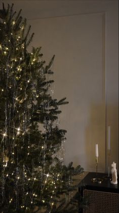 Sparkling lit up Christmas tree with tinsel Wall Of Christmas Trees, Timsel Christmas Tree, Vintage Decor Christmas, Tinsil Christmas Tree, Tinsel Tree Christmas, Apartment Christmas Tree Ideas, Instead Of A Christmas Tree, How To Tinsel Christmas Tree, Christmas Inspo 2023