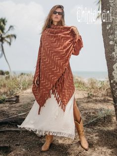 Шаль с рукавами-одеялом с блочным принтом / ржавчина – ChintamaniAlchemi Bare Shoulder Dress, Bohemian Outfit, Women Kimono, Boho Shawl, Ladies Poncho, Kimono Wrap, Shawl Cardigan, Wrap Jacket, Cotton Kimono