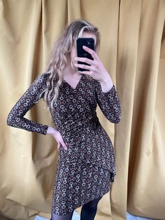 "- Vintage brown dress - Good vintage condition - TAG SIZE: no information - Fabric information: 87% polyester, 13% elasthanne Estimated to fit XS-S-M based on your desired fit. Measurements (laying flat): - Shoulders (back) 33 cm - Length: 97 cm - Sleeve: 55 cm - Waist: 70 cm Vintage clothes may come with minor flaws due to pre-loved wear. But most importantly it is a one-of-a-kind piece with its own character. By shopping secondhand you're giving a second life and not contributing to the fast Fitted Brown Long Sleeve Dress For Fall, Fitted Long Sleeve Brown Dress For Fall, Vintage Long Sleeve Mini Dress For Fall, Brown Long Sleeve Party Dress, Vintage Mini Dress For Date Night In Fall, Long Sleeve Ruched Mini Dress, Brown Long Sleeve Dress For Fall, Fitted Ruched Long Sleeve Evening Dress, Vintage Long Sleeve Mini Dress For Party