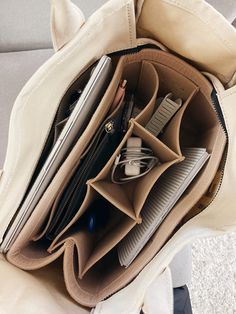 Organized Bags And Purses, Everything Tote Bag, School Bag Organizer, Make Up Bag Organizer, University School Bag, Office Bag Organization, Bag In Bag Organizing, Whats In My Marc Jacobs Tote Bag, Organized Work Bag