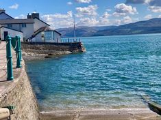 there is a boat that is sitting in the water near some houses on the shore