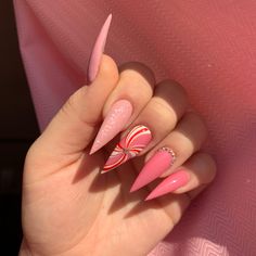 Red And Pink Nails Christmas, Pink Christmas Stiletto Nails, Sharp Christmas Nails, Pink Xmas Nails Sparkle, Christmas Stelitto Nails, Holiday Stiletto Nails Christmas, Christmas Nails Stilleto Shape, Pink Christmas Nails Stiletto, Christmas Nails Pink And Red