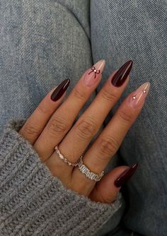 Need ideas for simple winter nails in 2024? Check out this list of simple winter nail ideas that are so stunning, classy, and aesthetic. Kutek Disney, Maroon Nails, Burgundy Nails, White Nail, Brown Nails, Xmas Nails, Classy Nails, Pretty Acrylic Nails