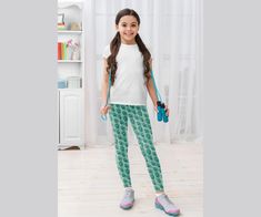 Legging pour enfant Motif plumes de paon pour enfants de 2 à 7 ans, pantalon amusant pour tout-petits, vêtements pour tout-petits, vêtements pour tout-petits - Jambières mignonnes et confortables pour tout-petits Donnez à votre tout-petit les moyens de bouger et de rester actif avec des leggings amusants pour enfants. Les vêtements pour enfants ne pourraient pas être plus amusants ou à la mode ! Disponibles dans des motifs uniques inspirés de toutes les choses #kidlife, nos leggings colorés pour Leggings For Kids, Dressy Leggings, Peacock Feather Design, Childrens Leggings, Ballet Tights, Leggings For Girls, Dance Leggings, Designer Leggings, Trendy Activewear