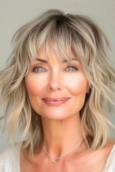 Save this pin for the best shag hairstyles for women over 50. This shoulder-length, shaggy style has layers to give the hairstyle a lightness. The bangs add softness around the eyes. The choppy texture provides an easy-going look that never feels too formal. Shoulder Length Layered Hair With Bangs, Easy Shoulder Length Hairstyles, Grey Hairstyle, Choppy Bobs, Shoulder Length Hair With Bangs, Shoulder Length Layered Hair, Straight Lobs, Choppy Haircuts, Layered Hair With Bangs