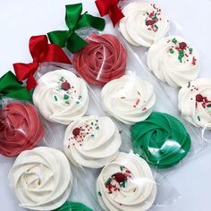 Christmas Bakery Ideas, Christmas Meringues, Meringue Christmas, Christmas Cookie Icing