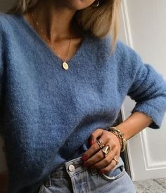 Srikkekit auf dem schönsten Pullover - einfach und unkompliziert! Inhalt: Garn + gedruckt auf ... Crewneck Sweater Women, Comfortable Casual Outfits, Comfy Casual Outfits, Streetwear Mode, 90's Fashion, Street Fashion Photography, Blue Sweater