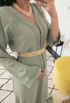 Very classy Moroccan kaftan in green silk crepe, worked with sfifa and aâkad and decorated with pretty Moroccan embroidery. Mejdoul (belt) in the same fabric of the caftan is included. (The gold belt in the photo is not included). Made to order. Can be made in XS, S, M, L, XL, XXL, XXXL and 4XL (Please see our size guide in the images). Caftan length 1m60cm PRODUCTION TIME: 2-3 weeks. DELIVERY TIME: 2-5 days via FedEX You can wear this caftan on the day of Eid, Ramadan, during engagement ceremonies but also for all occasions such as signing the marriage certificate, evening or a small family event, to attend a baptism... 📸 PICTURES Listing photos are taken in natural light. Depending on your screen definition, colors may vary. ❌All photos of our products are real photos❌ Interview Hand wa Arabic Engagement, Caftan Simple Chic, Kaftan Embroidery, Moroccan Embroidery, Henna Dress, Caftan Dress Kaftan, Dress Arabic, Green Kaftan, Caftan Simple