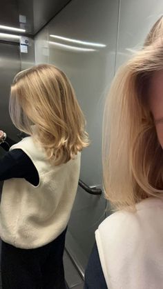 Sandy Blonde Long Bob, Full Head Blonde Highlights Shoulder Length, Medium Short Blonde Hair Layers, Blonde Hair Without Bleaching, Below Shoulder Length Hair Blonde, Golden Bob Hair, Shoulder Length Bright Blonde Hair, Short Blonde Hair Middle Part, Curled Blonde Hair Medium Length