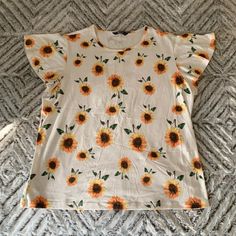 Size Xl Never Worn White Summer Top With Sunflower Print, White Sunflower Print Top For Spring, Casual T-shirt With Floral Print For Day Out, Casual Daisy Print Tops For Day Out, Spring Sunflower Print Crew Neck Top, Trendy White Top With Sunflower Print, Spring Vacation Sunflower Print Tops, Trendy Spring Tops With Sunflower Print, Tops Shein