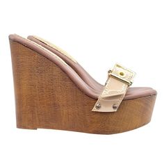 Women's clogs with wedge Brown wood effect base Beige patent leather band with adjustable strap Comfortable padded insole Wedge height 13 cm and plateau 4 cm Stable and comfortable made entirely in Italy Craftsmanship. Manufactured by Kiara Shoes BEFORE COMPLETING YOUR PURCHASE DO NOT FORGET TO CHECK THE SIZE! Luxury Wedge Sandals With Buckle Closure, Chic Wedge Heel Clogs With Buckle Closure, Patent Leather Wedge Heel Sandals With Removable Insole, Wedge Heel Sandals In Patent Leather With Removable Insole, Beige Leather Mules With Wedge Heel, Beige Leather Wedge Heel Mules, Beige Wedge Sandals With Wooden Heel, Beige High Heel Platform Clogs, Wedge Heel Sandals With Heel Strap In Patent Leather