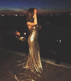 ♡M o n i q u e.M Golden Brunette, Exquisite Dresses, Satin Fashion, Classy Dresses, Golden Dress, Sequin Dresses, 80s Outfit, Fashion Photography Inspiration, Foto Poses