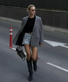 Outfit Ideas Long Shorts, Winter Denim Shorts Outfits, Jean Shorts Work Outfit, Jean Shorts Fall Outfit, Jean Shorts Dressy Outfit, Denim Shorts Winter Outfit, Denim Shorts Outfit Going Out, Jean Shorts Blazer Outfit, How To Wear Shorts In The Fall