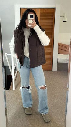 Fall 2024 Fashion Trends College, Young Mom Outfits Fall, Fall Fashion Layering, Winter In Texas Outfits, Midsize Fall Outfits Casual, Outfits For Moms In 20s, Apple Hill Outfit, Black Mom Jeans Outfit Winter, Fall Outfits Inspo 2024