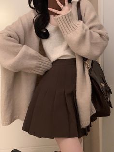 Color: Faldas marrones, Marrón-Faldas, Cárdigan gris, Gris-Cardigan; Tamaño: S, METRO, L Mini Pleated Skirt, Rock Outfit, Cute Dress Outfits, Korean Casual Outfits, Brown Skirt, Really Cute Outfits, Kawaii Clothes, Korean Outfits, Casual Style Outfits