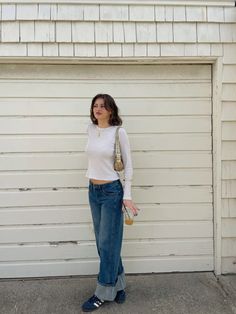 Mid Rise Jeans Outfit Winter, Spring Outfits 90s Style, Basic But Stylish Outfits, White Henley Top Outfit, Feminine Skater Style, Soft Natural Fall Outfits, Plain Top Outfit, French Look Outfit, Garment Outfit