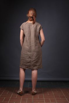 "Handcrafted Oeko-Tex Standard certified 100% European linen smock dress ideal for everyday wear. Perfect for springtime or chilly summer days. Always dress to kill! Neckline: round Silhouette: A-line Length: ±39\"/100cm (we can make adjustments) Sleeve length: cap Pockets: side seam Details: *Medium weight *Model is wearing size M *Maternity-friendly *Relaxed fit *Not-ironed (and no need to) *Handmade by @LinenCloud Easy care: - Machine wash gentle - Wash seperately or with similar colours - Tu Casual Knee-length Shift Linen Dress, Casual Knee-length Linen Shift Dress, Casual Linen Shift Midi Dress, Relaxed Fit Linen Tunic Dress, Casual Linen Dresses For Daywear, Casual Linen Day Dresses, Brown Linen Dress For The Beach, Casual Linen Knee-length Dress, Brown Linen Dresses With Pockets