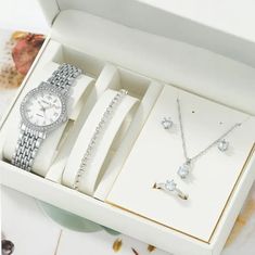 Silver watch with diamonds and jewellery to suit Jewelry Fancy, Golden Necklace, Womens Watches Luxury, Diamond Quartz, Women Watches, Watches Unique, Women Wrist Watch, Diamond Fashion, Women's Watch