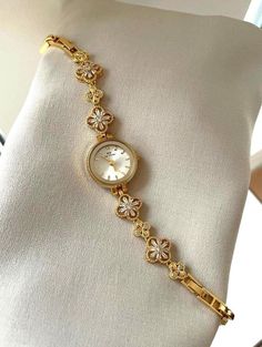 Elegant Women Watches, Dainty Womens Watches, Vintage Gold Watch Women, Dainty Watches For Women, Gold Watch Design, Air Heads, Dainty Watch, Minimalist Necklace Silver, Vintage Gold Watch