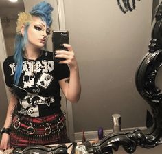 80s Punk Outfits, Punk Fashion Outfits, Punk Fashion Aesthetic, Lizard Girl, Girly Punk, Punk Rock Girls, Feminist Punk