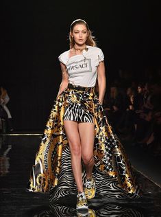 Gigi Hadid Versace, Fashion Week 2020 Runway, Alexander Wang Runway, Versace 2019, Gigi Hadid Runway, Gigi Hadid Walk, Dolce And Gabbana Runway, Gigi Hadid Outfits