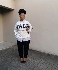 White Sweatshirt Outfit Winter, Sweatshirt With Collared Shirt Outfit, Leggings Work Outfit, Stylish Work Attire, Effortlessly Chic Outfits, Classy Work Outfits, Stylish Work Outfits, Black Women Fashion, Modest Fashion Outfits