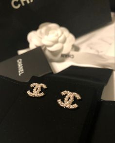 قلادات متدلية, Chanel Aesthetic, Expensive Jewelry Luxury, Luxe Jewelry, Jewelry Accessories Ideas, Chanel Earrings, Dope Jewelry, Girly Accessories, Classy Jewelry