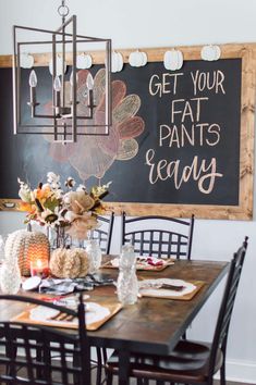 Thanksgiving Chalkboard Art, Friendsgiving Table Setting, Friendsgiving Activities, Thanksgiving Chalkboard, Friendsgiving Games, Friendsgiving Ideas, Friendsgiving Food