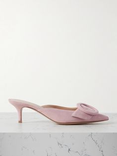 The sleek design of Gianvito Rossi’s ‘Portofino’ mules is a testament to the brand’s eye for detail and exceptional craftsmanship. Made from pastel-pink suede, they have sleek pointed toes topped with tonal buckles and rest upon 55mm kitten heels. Style yours with midi dresses and relaxed tailoring alike. Suede Mules, Raffia Bag, Pink Suede, Gianvito Rossi, Mule Clogs, Sneaker Shopping, Pump Sandals, Mules Shoes, Ski Wear