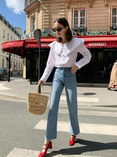 https://stylemuse.fr/chaussures-rouges/ Red Ballet Flats Outfit, Mary Jane Flats Outfit, Mary Jane Outfit, Mary Janes Outfit, Red Shoes Outfit, Mary Jane Shoes Outfit, Flat Shoes Outfit, Red Mary Jane Shoes, Ballet Flats Outfit