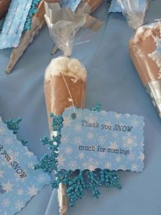 blue and white snowflakes are on display for guests to eat at the event