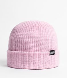 La beanie NOPé, un indispensable qui se combine parfaitement avec la capuche. Idéale autant en ville que dans les grands espaces, elle est fabriquée à partir de fibres respirantes et d'un tricot non doublé.