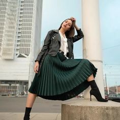 Pleated Skirt Outfit Casual, Green Pleated Skirt Outfit, Pleated Skirt Outfit Short, Nice Pleated Skirt, Pleated Outfit, Green Leather Skirt, Skirt Outfit Casual, Plisket Skirt