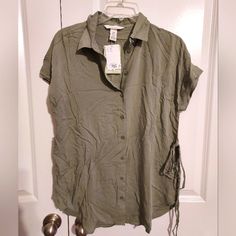 Green H&M Maternity Button Down Short Sleeve Lightweight And So Comfortable. Runs Roomy. Button Down Short Sleeve, Button Downs, H&m, Womens Tops, Green, Women Shopping, Color