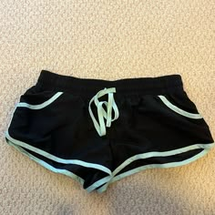 Never Worn Black Bottoms For Summer Workout, Stretch Black Shorts For Summer, Black Stretch Shorts For Summer, Black Athleisure Athletic Shorts For Spring, Casual Black Stretch Athletic Shorts, Black Athletic Shorts For Spring, Black Sporty Athletic Shorts For Spring, Sporty Black Athletic Shorts For Spring, Spring Stretch Athletic Shorts In Black