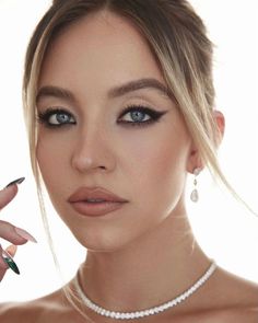 Sydney Sweeney, Tv Awards, Make Up Inspo, Makeup Kit, Smokey Eye, Makeup Inspo, Maquillaje De Ojos, Wedding Makeup, Blue Eyes