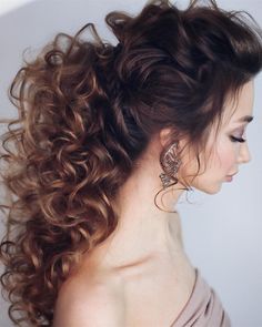 Fit Hairstyles, Curly Wedding Hairstyles, Bridesmaid Hair Curly, Curly Hair Half Up Half Down, Curly Bridal Hair, Homecoming Queen, Hairstyles Homecoming, Curly Wedding Hair, Curly Hair Updo