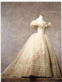 Os 25 Vestidos Inesquecíveis do Cinema - Design Innova Gaun Abad Pertengahan, Century Dress, Trendy Wedding Dresses, Old Dresses, Antique Dress, Vintage Gowns, Antique Clothing