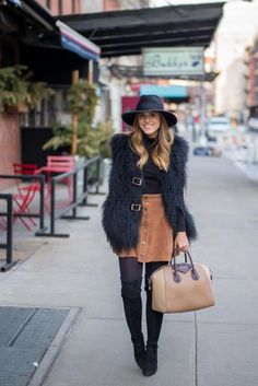 23 Formas De Usar Una De Las Tendencias Más Top Del Momento: Las Faldas De Gamuza Café 70s Mode, Brown Suede Skirt, Suede Outfit, Giovanna Battaglia, Miroslava Duma, Chic Winter Outfits, Anna Dello Russo, Rock Outfit