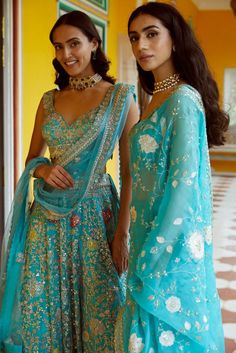 ‘Khwaab’ by Osaa that encapsulates every wish of a bride. Where traditional meets modern in rich hand embroidery on delicate fabrics. Explore lehengas, saris and jackets in romantic tones like sea blue, dusty rose and ash with intricate zardozi work, metallic bead work, French knots and multi-colored thread work.