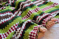 crochet granny stripe blanket in red and white to represent candy canes, greens for christmas and the grinch, and brown for a splash of gingerbread; complete with a twisted crochet candy border Granny Stripe Blanket, Christmas Crochet Blanket, Knit Beanie Pattern, Foundation Single Crochet, Merry Grinchmas, Halloween Throw Pillow, Crochet Pillow Pattern, All Free Crochet, Christmas Crochet Patterns