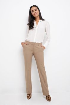 Have you ever thought “I should have worn something else… I’m so uncomfortable right now” during a job meeting? These days are over. These business casual pants are made of a very stretchable fabric and feature functional pockets so you can wear them 24/7 and always feel good. Once you try them on, you will never want to go back to boring and stiff work pants. Zipper closure with hidden hook and bar closure Dryer-friendly Liberty fabric Real front pockets that need to be gently pulled apart befo Kacki Pants Outfit, Hospital Work Outfit, Beige Slacks Outfit Women, Classroom Outfits, Hospital Dress, Rain Costume, Pant Outfits For Women, Pants Outfit Work, Summer Workout Outfits