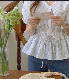 Basic Top Outfit, Blouse Korea, Stylish Kurtis Design, Simple Hand Embroidery Patterns, Stylish Short Dresses, Designer Dresses Casual