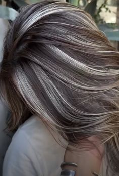 Long Fine Hair With Layers Round Faces, Grey Streaks In Brown Hair, Black Hair With Grey Highlights, Brown Hair With Silver Highlights, Baby Lights, Highlights Ideas, Grey Hair Transformation, Grey Curly Hair, Ombre Blond