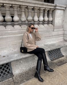 Winter Street Wear, Riding Boot Outfits, Winter Outfits Ideas, Midlife Fashion, Leggings Outfit Fall, Desert Fashion, Winter Outfit Ideas, Winter Fashion Outfits Casual, Black Riding Boots