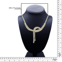 ¡Adorna tu escote con radiantes hileras de lujosos diamantes naturales! Este collar de tenis tipo lazo tiene un diseño absolutamente evocador, eternamente elegante y con un brillo brillante con más de 200 diamantes que brillan y brillan con cada movimiento. ¡Las curvas majestuosas crean una pieza fascinante que se enrolla y cubre para iluminar el escote y tu ropa formal favorita con un estilo deslumbrante! Este collar en forma de gota está articulado con diamantes de 17 quilates de peso total que son de un color IJ aproximado y una claridad VS2-SI1. La brillante variedad de diamantes blancos redondos se equilibra con diamantes blancos en forma de pera que inclinan la mirada y atraen la atención con aplomo sofisticado. Elaborado en oro amarillo genuino de 14k, este collar de 18" de largo es Diamond Tennis Necklace, Tennis Necklace, Pear Shaped Diamond, Diamond Drops, Formal Wear, Pear Shaped, Diamond White, Long Necklace, Prong Setting