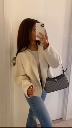 #outfits #ootd #outfitoftheday #outfitstyle Christmas Markets Outfit, Classy Clothes Women, Casual Office Wear Women, Winter Classy Outfits, Classy Women Outfits, Winter Outfits Jeans, Diy Clothes Organization, Organization Life Hacks, Outfits December