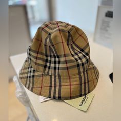 Unisex Size M Burberry Bucket Hat Designer Brown Hat With Short Brim, Designer Beige Summer Hat, Designer Beige Hat For Summer, Designer Wide Brim Beige Hats, Designer Beige Flat Brim Hat, Designer Beige Wide Brim Hat, Designer Brown Brimmed Hat, Designer Adjustable Bucket Hat With Curved Brim, Designer Brown Hats For Spring