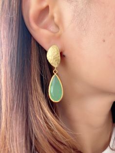 21 ct gold plated brass. Aqua chalcedony semi-precious stone earrings length - app 5,2cm ｘ 1,5cm Designed by our Turkish designer. Handcrafted with great care. Gold Chalcedony Dangle Earrings, Elegant Green Hammered Earrings, Handmade Gold Earrings With Chalcedony, Elegant Chalcedony Earrings With Natural Stones, Elegant Handmade Chalcedony Earrings, Chalcedony Drop Earrings As Gift, Drop Chalcedony Earrings As A Gift, Turkish Earrings, Chalcedony Earrings