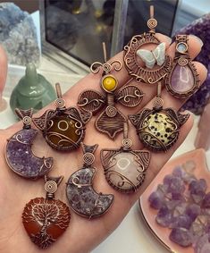 Wire Wrap Circle Stone, Crystal Chip Crafts, How To Wrap Crystals With Wire, Metal Wire Crafts, Wire Wrapped Crystals, Diy Wire Jewelry Rings, Wire Jewelry Rings